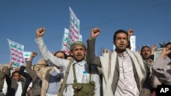 Demonstran mendukung pemberontak Syiah Houthi di Sanaa, Yaman, Jumat (23/1).