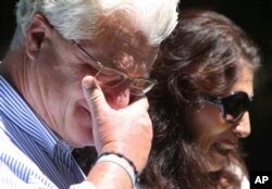 After speaking with U.S. President Barack Obama by phone, John and Diane Foley talk to reporters outside their home in Rochester, N.H, Aug. 20, 2014.