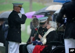 Annie Glenn, la esposa de John Glenn recibe la bandera que cubrió el ataúd del héroe estadounidense durante la ceremonia en el Cementerio Nacional de Arlington.