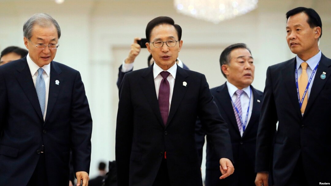 Presiden Korea Selatan, Lee Myung-bak (tengah) bersama delegasinya meninggalkan sidang Pleno KTT ASEAN ke-21 dan Asia Timur di Phnom Penh, 20 November 2012. (Foto: dok).