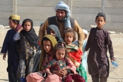 Warga Afghanistan mengungsi ke Pakistan memasuki perbatasan di Chaman, Pakistan pasca pengambilalihan kekuasaan oleh Taliban, Minggu (22/8).