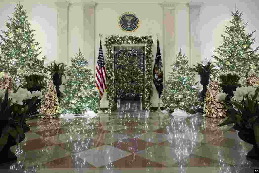 Las decoraciones en las áreas públicas de la Casa Blanca incluyen 58 árboles de Navidad, más de 2,500 hilos de luz, más de 800 pies (244 metros) de guirnaldas y más de 15.000 arcos.