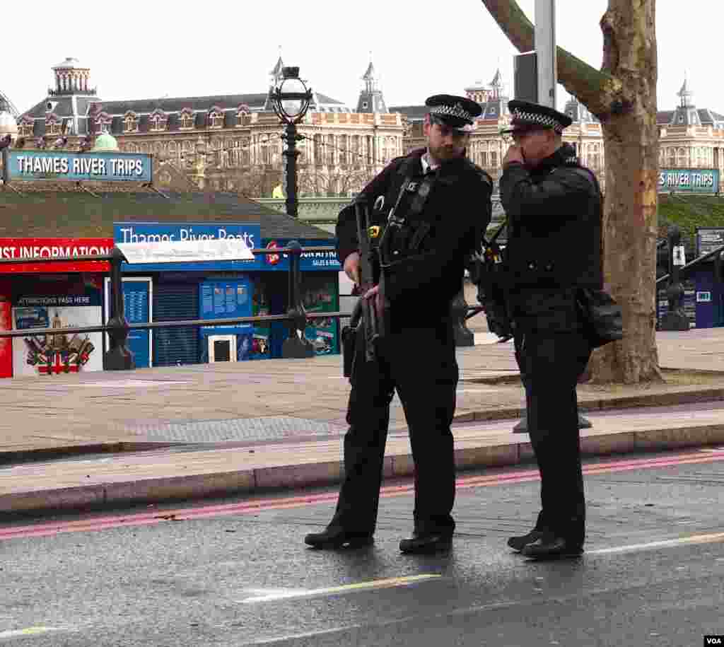 Armed policemen at Westminster, London, March 22, 2017. (Photo R. James / VOA) 