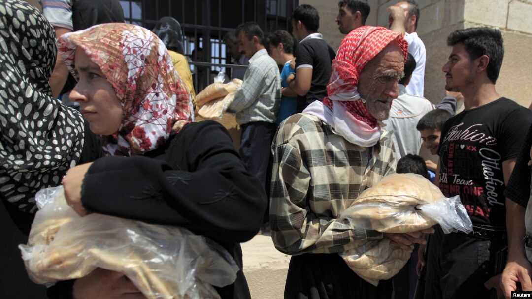 Warga provinsi Idlib di Suriah membeli roti di satu-satunya toko roti yang buka (foto: Reuters/Zohra Bensemra).