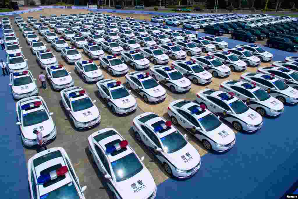 Mobil-mobil polisi yang disiapkan untuk pengamanan menjelang acara KTT G20 di Hangzhou, Zhejiang, China.