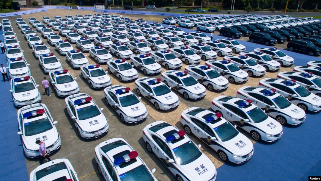 Mobil polisi dan kendaraan-kendaraan lainnya, yang akan bertugas dalam KTT G20 pada September, diparkir di Hangzhou, provinsi Zhejiang, China (18/7). 