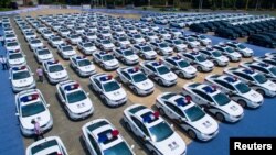 Mobil polisi dan kendaraan-kendaraan lainnya, yang akan bertugas dalam KTT G20 pada September, diparkir di Hangzhou, provinsi Zhejiang, China (18/7). 