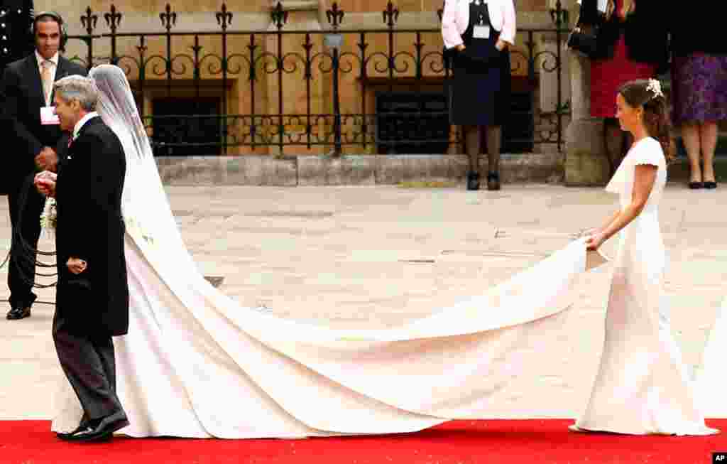 Kate arrives with her father Michael and sister Pippa (R) at Westminster Abbey. (Reuters)