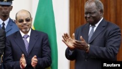 Ethiopian Prime Minister Meles Zenawi, left, with Kenyan President Mwai Kibaki, Nairobi, March 1, 2012.