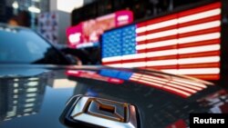 Una camioneta Rivian R1T, del fabricante de vehículos eléctricos (EV) respaldado por Amazon, pasa por Times Square durante la OPI de la compañía en la ciudad de Nueva York, EE. UU., el 10 de noviembre de 2021.