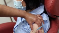 Nurses simulate the administration of the Pfizer-BioNTech coronavirus vaccine, during a staff training session ahead of the vaccine's rollout next week, at the Royal Free Hospital in London on December 4, 2020. - Britain insisted Friday its world-first ap