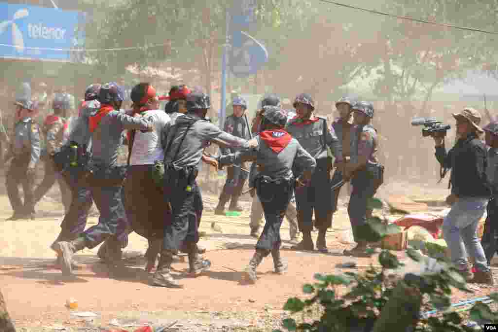 Police forcefully disburse students protesting for education reforms, in Letpadan, 140 kilometers north of Yangon, Myanmar, March 10, 2015. (Sithu Naina/VOA)