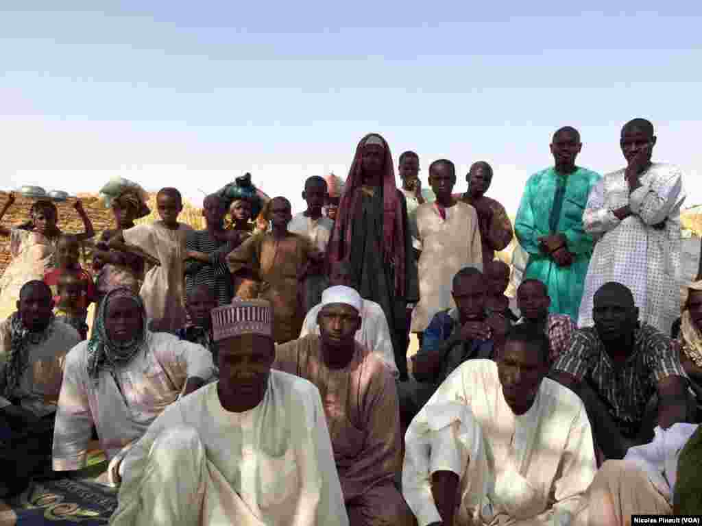 Nigerian refugees living at the Assaga camp, near Diffa, Feb. 28, 2016. (N. Pinault/VOA)