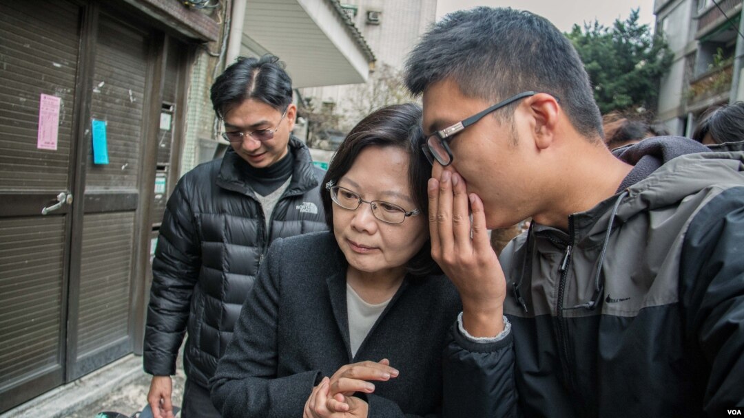 民進黨主席蔡英文（中）聽取幕僚意見。（2015年3月18日，美國之音記者方正拍攝）