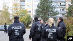 Polisi berdiri di depan gedung di kota Schwerin, Jerman, Selasa, 31 Oktober 2017 setelah polisi Jerman menangkap seorang warga negara Suriah berusia 19 tahun karena diduga merencanakan serangan bom untuk membunuh banyak orang. (Foto: dok.)