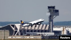 Pesawat Lufthansa lepas landas di Bandara Fraport, Frankfurt, Jerman, 22 Mei 2017. REUTERS/Kai Pfaffenbach - RC159AF58910