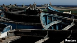 Lusinan perahu kayu yang digunakan para migran untuk mencapai wilayah Kepulauan Canary terlihat berada di pelabuhan Arinaga, Gran Canaria, Spanyol, pada 7 Juni 2022. (Foto: Reuters/Borja Suarez)