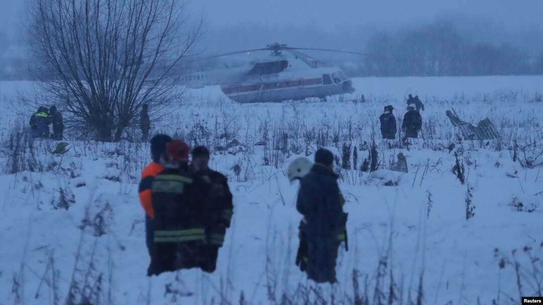 Petugas penyelamat di lokasi kecelakaan pesawat Antonov AN-128, yang jatuh setelah lepas landas dari Bandara Domodedovo di luar Kota Moscow, Rusia, 11 Februari 2018.