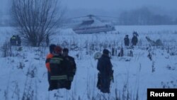 Petugas penyelamat di lokasi kecelakaan pesawat Antonov AN-128, yang jatuh setelah lepas landas dari Bandara Domodedovo di luar Kota Moscow, Rusia, 11 Februari 2018.