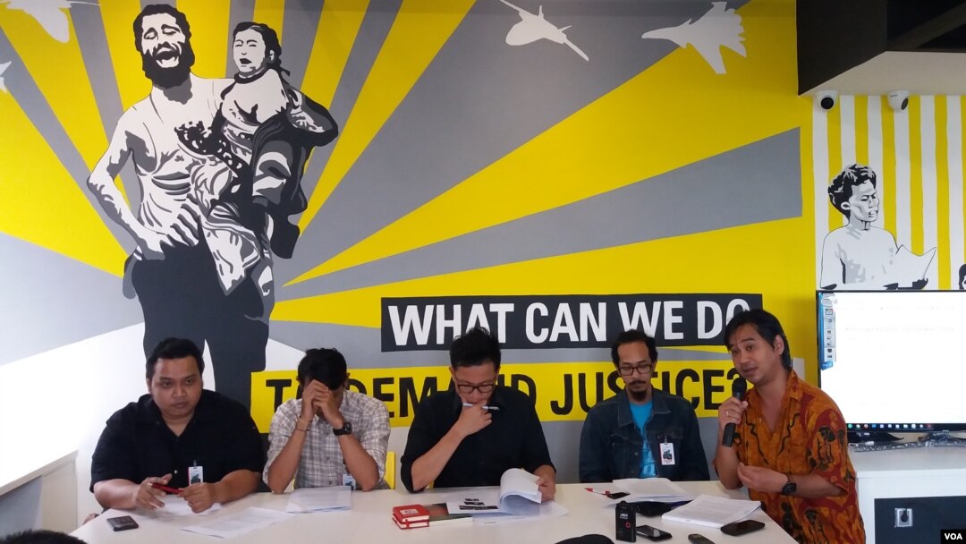 Amnesty International Indonesia bersama Kontras, Imparsial dan Lembaga Bantuan Hukum Jakarta menggelar jumpa pers di kantor Amnesty International Indonesia di Jakarta, Selasa (8/8) menyikapi penembakan di Deiyai, Papua. (Foto: VOA/Fathiyah Wardah)