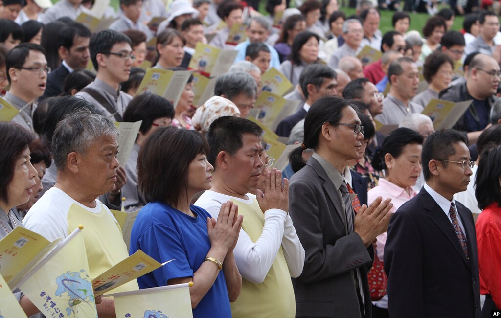 Taiwanese people pray at the Earth Day celebrations in Taipei, Taiwan, April 22, 2012. (AP Photo)