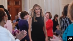 La primera dama de EE.UU. Melania Trump llega al Salón de Estado de la Casa Blanca para el almuerzo que ofreció por el Día Internacional de la Mujer. Marzo 8 de 2017.