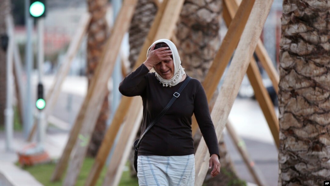 Seorang perempuan menangis mencari putranya di lokasi serangan maut di kota resor Perancis, Nice (15/7). (AP/Luca Bruno)