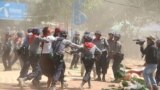 پلیس با زور و اجبار دانش&zwnj;جويان خواستار اصلاحات در آموزش&zwnj;وپرورش را در لتپادان، ۱۴۰ کیلومتری شمال یانگون (میانمار) متفرق می&zwnj;کند.
