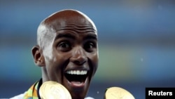 Mo Farah célèbre ses médailles aux Jeux olympiques de Rio, Brésil, le 20 août 2016.