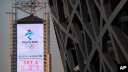 Layar besar menunjukkan jam hitung mundur Olimpiade Musim Dingin Beijing 2022 di dekat Stadion Nasional atau dikenal juga sebagai Sarang Burung, yang akan kembali menjadi tempat penyelenggaraan Olimpiade, di Beijing, Selasa, 2 Februari 2021. (Foto: dok).