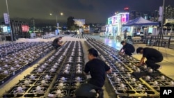 资料照片：数百架无人机准备在香港维多利亚港表演，庆祝中国共产党建立政权75周年。(2024年9月21日) 
