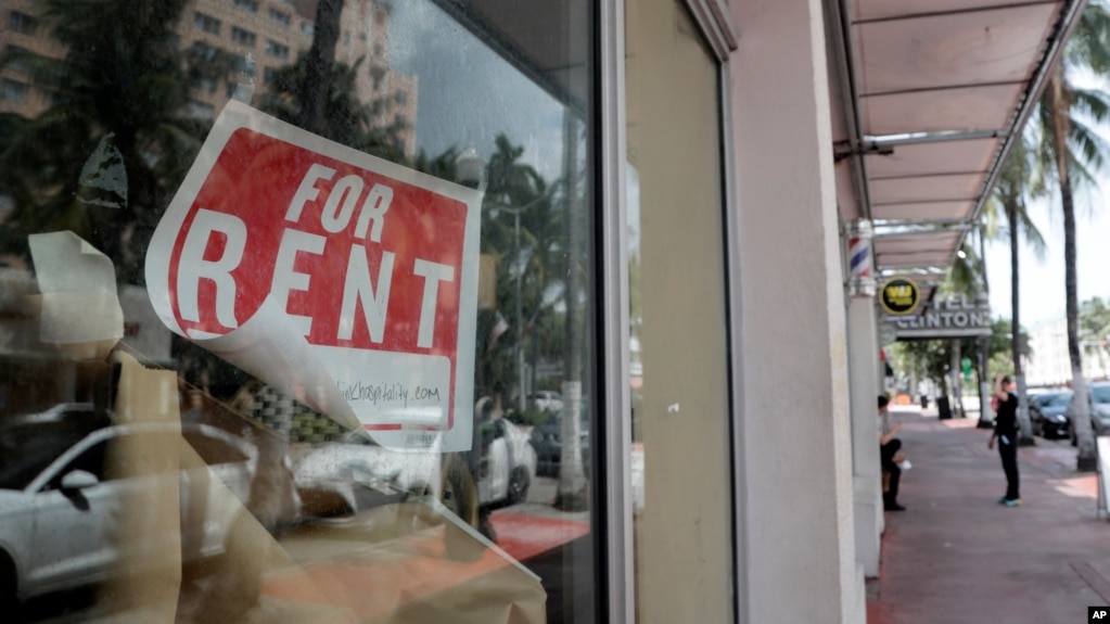 佛罗里达州迈阿密海滩的一家商店店面正在转让租赁。（2020年7月13日）(photo:VOA)