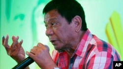 បេក្ខជន​នាំ​មុខ​នៃ​ការ​បោះ​ឆ្នោត​ជាតិ​ហ្វីលីពីន​ Rodrigo Duterte ថ្លែង​ក្នុង​សន្និសីទ​កាសែត​មួយ​នៅ​​ក្រោយ​​​ការបោះឆ្នោត​ នៅ​​ក្នុង​ទីក្រុង​ Davao ដែល​ជា​ក្រុង​កំណើត​របស់​លោក កាល​ពី​ថ្ងៃទី៩ ខែឧសភា ឆ្នាំ២០១៦។