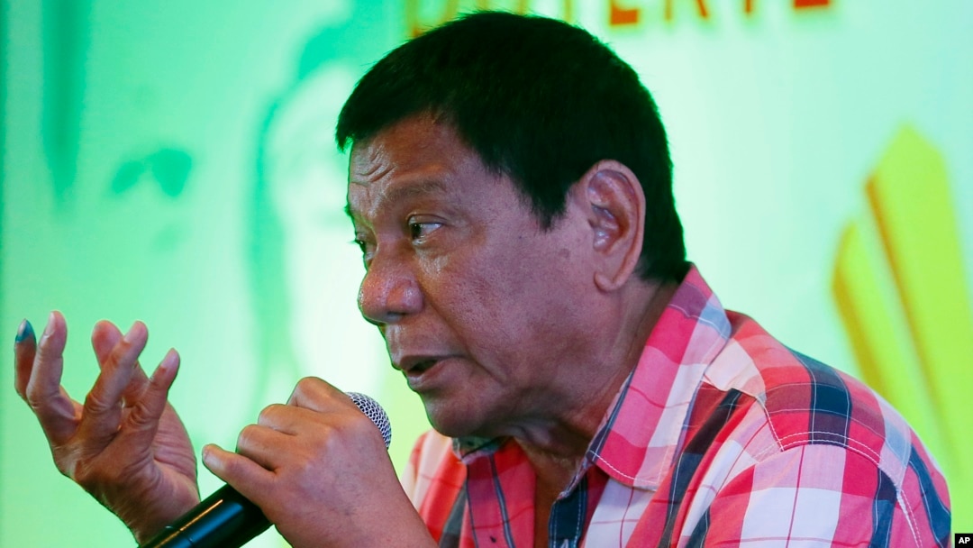 Ông Duterte phát biểu trong một cuộc họp báo tại Davao. 