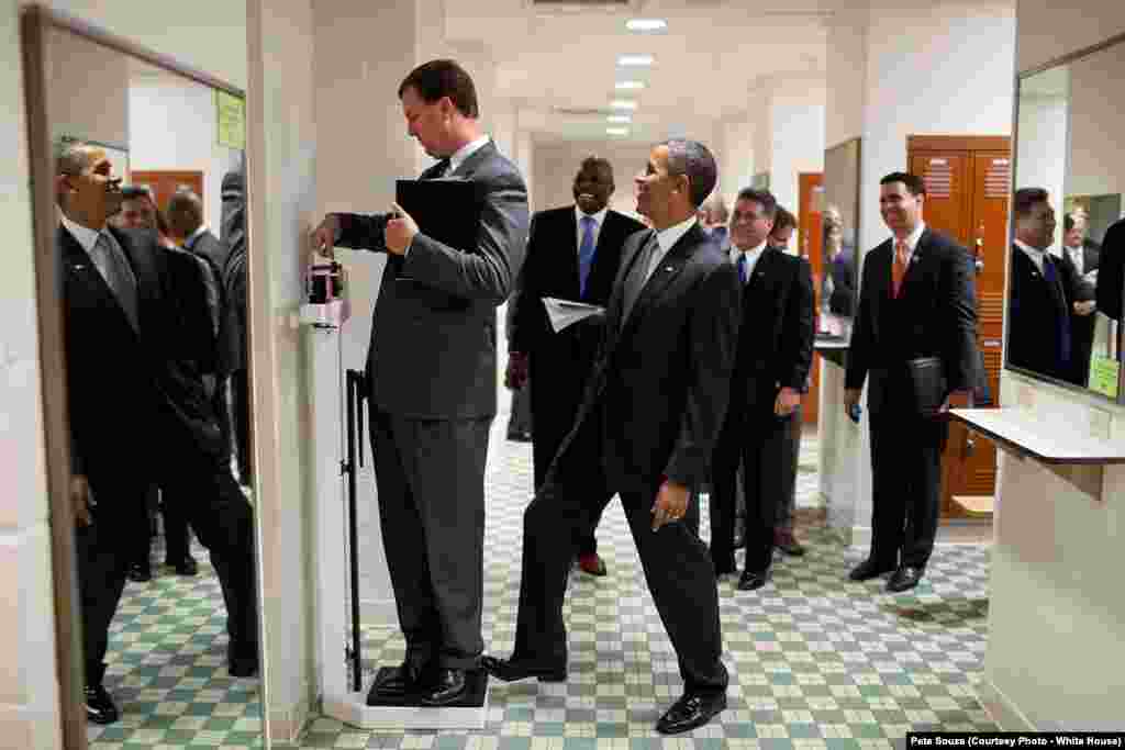 Le président américain plaisante en mettant plus de poids sur une balance, à l&#39;université du Texas, le 8 août 2010. (White House/Pete Souza)