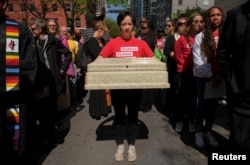 Shannon Felder, studentkinja Univerziteta Vanderbilt, nosi simbolični kovčeg na protestu zbog oružanog nasilja, posle masovne pucnjave u osnovnoj školi u Nashvilleu, 17. aprila 2023. (Foto: Reuters/Kevin Wurm)