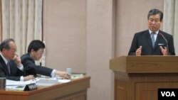 台灣外交部次長石定在立法院接受質詢（美國之音張永泰拍攝） 