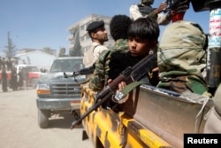 지난 2016년 12월 예멘 사나에서 후티 반군이 정부군과 대항전을 위해 병력을 모집하는 거리행진을 펼쳤다. 총을 든 어린 소년이 반군 트럭에 타고 있다.