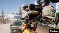 Un enfant armé du mouvement Houthi lors d'une mobilisation des combattants contre les forces gouvernementales, à Sanaa, au Yémen, le 1er décembre 2016.