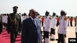 Sudan President Omar al-Bashir arrives in South Sudan's capital Juba to meet his counterpart Salva Kiir for talks on trade, borders and other outstanding issues between the former civil war foes, Oct. 22, 2013. (H. McNeish for VOA)