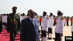 FILE - Sudan's President Omar al-Bashir arrives in South Sudan's capital Juba to meet his counterpart Salva Kiir for talks on trade, borders and other outstanding issues between the former civil war foes, Oct. 22, 2013. (H. McNeish for VOA)