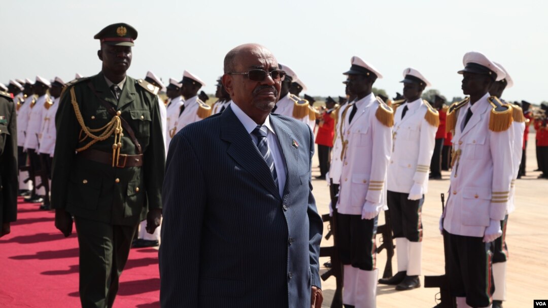 Presiden Sudan Omar al-Bashir tiba di ibukota Sudan Selatan Juba untuk berunding dengan Presiden Salva Kiir, Selasa (22/10). 