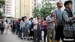 资料照片：香港市民在海怡半岛的区议会选举中排队投票（2019年11月23日）
