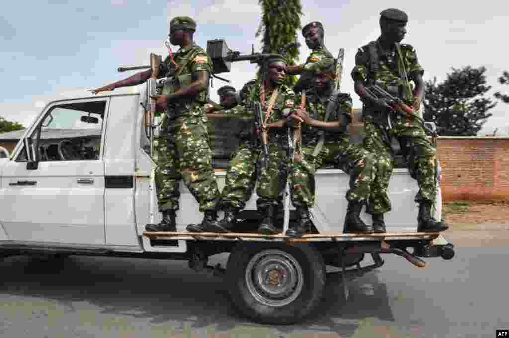 Les soldats burundais patrouillent près d&#39;un bureau de vote pour le référendum sur la réforme constitutionnelle controversée à Bujumbura, au Burundi, le 17 mai 2018.