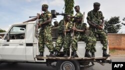 Les forces de sécurité burundais patrouillent à Bujumbura, Burundi, 17 mai 2018.