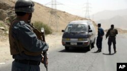 遭塔利班攻击后阿富汗警察2018年8月13日加强安检（美联社）