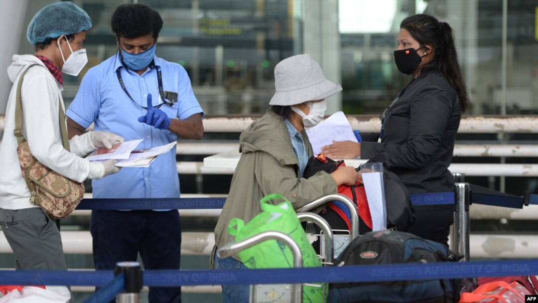 Kiểm tra hành khách tại Phi trường Quốc tế Anna ở Chennai, Myanmar, ngày 24/5/2020, sau khi lệnh đóng cửa được nới lỏng.