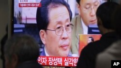 Pantallas de televisión Seúl que muestran la foto del tio de Kim Jong Un, Jang Song Thaek, destituido en Corea del Norte.