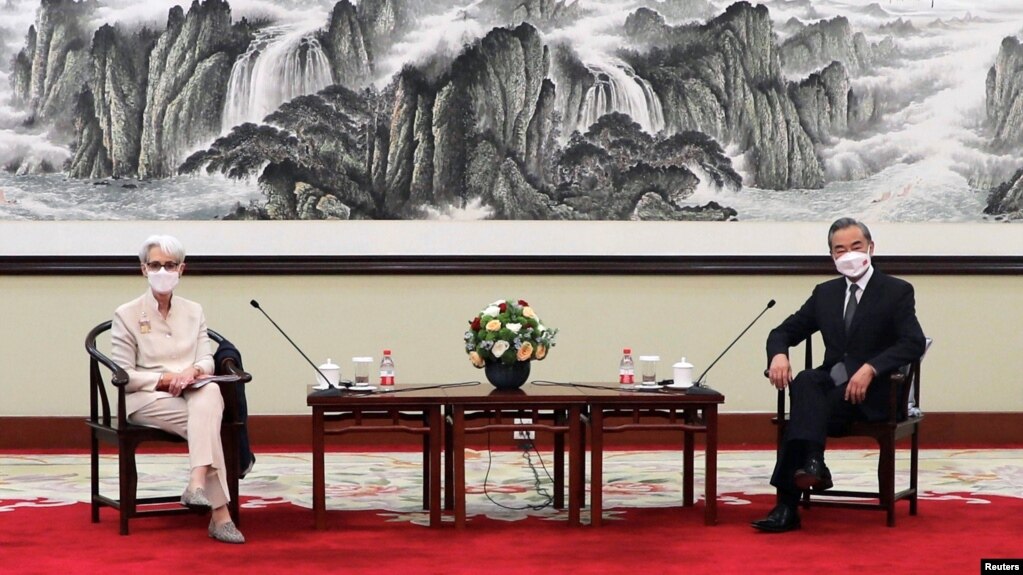 美国副国务卿谢尔曼在天津与中国外长王毅会面。（2021年7月26日）(photo:VOA)
