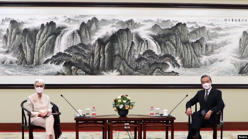 美国副国务卿谢尔曼在天津与中国外长王毅会面。（2021年7月26日）